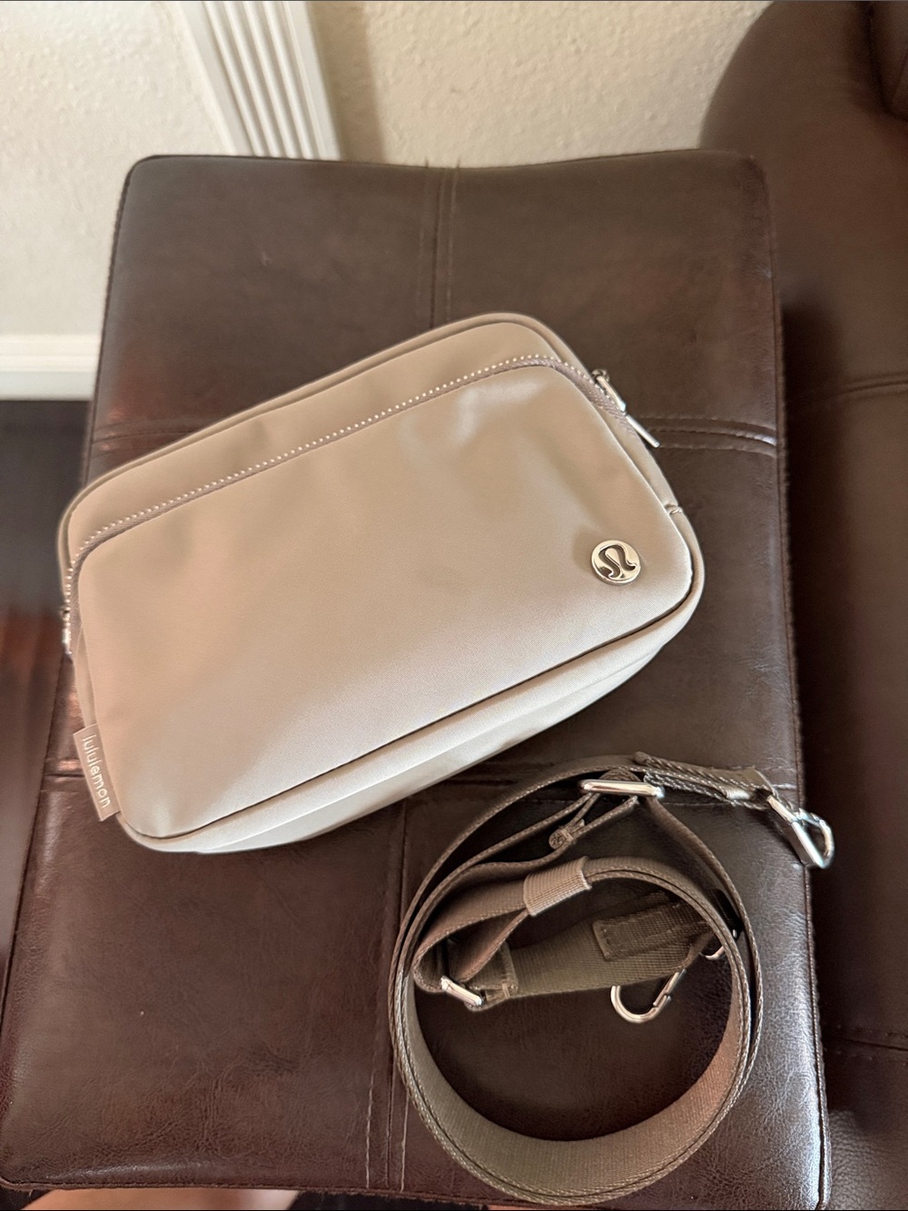 Lululemon Taupe women everywhere Crossbody Bag with Adjustable Strap 2L - Picture 8 of 9